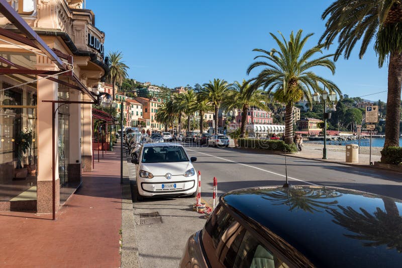 Geparkeerde auto's langs de straat dichtbij de kustlijn van Middellandse Zee royalty-vrije stock afbeeldingen Geparkeerde auto's langs de straat dichtbij de kustlijn van Middellandse Zee royalty-vrije stock afbeeldingen