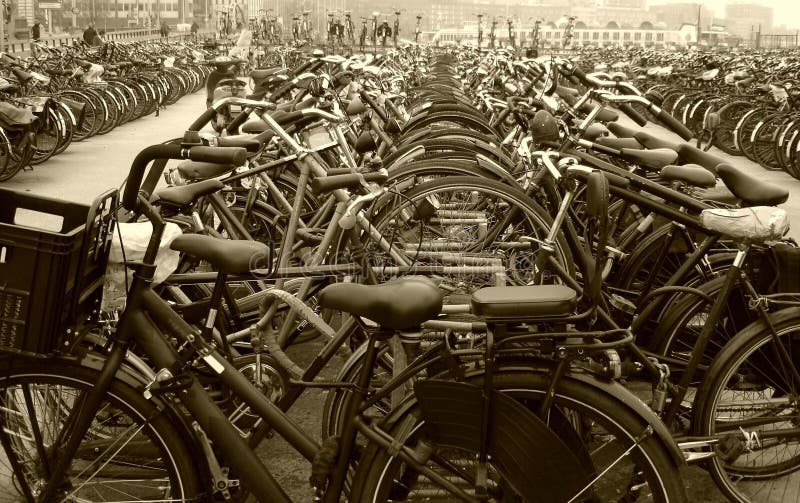 Geparkte Fahrräder lizenzfreies stockbild Geparkte Fahrräder lizenzfreies stockbild