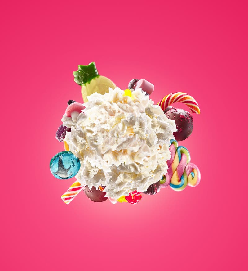 Gepeitscht ringsum Creme mit den farbigen Bonbons, Gelee und den Süßigkeiten lokalisiert Süßes Lebenkonzept Süßspeise - gepeitsch stockbilder Gepeitscht ringsum Creme mit den farbigen Bonbons, Gelee und den Süßigkeiten lokalisiert Süßes Lebenkonzept Süßspeise - gepeitsch stockbilder