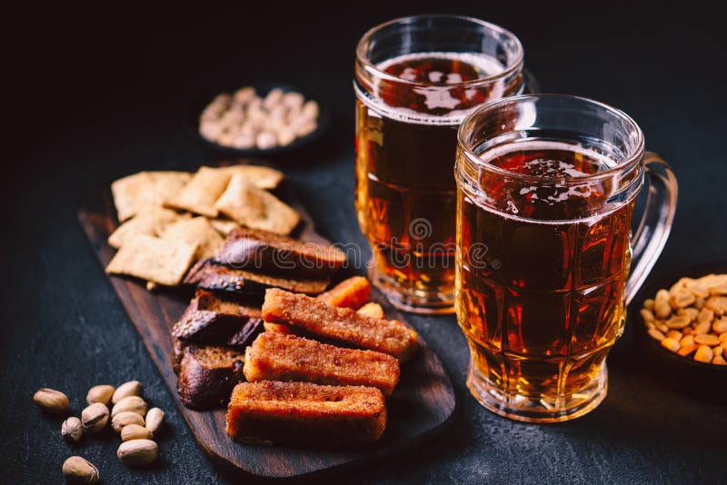 Geplaatst bier en snacks bar, restaurant, barvoedsel royalty-vrije stock afbeelding Geplaatst bier en snacks bar, restaurant, barvoedsel royalty-vrije stock afbeelding