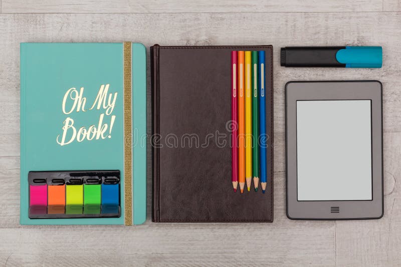 Geplaatste zaken: agenda, een eBook met kleurpotloden en teller royalty-vrije stock foto's Geplaatste zaken: agenda, een eBook met kleurpotloden en teller royalty-vrije stock foto's