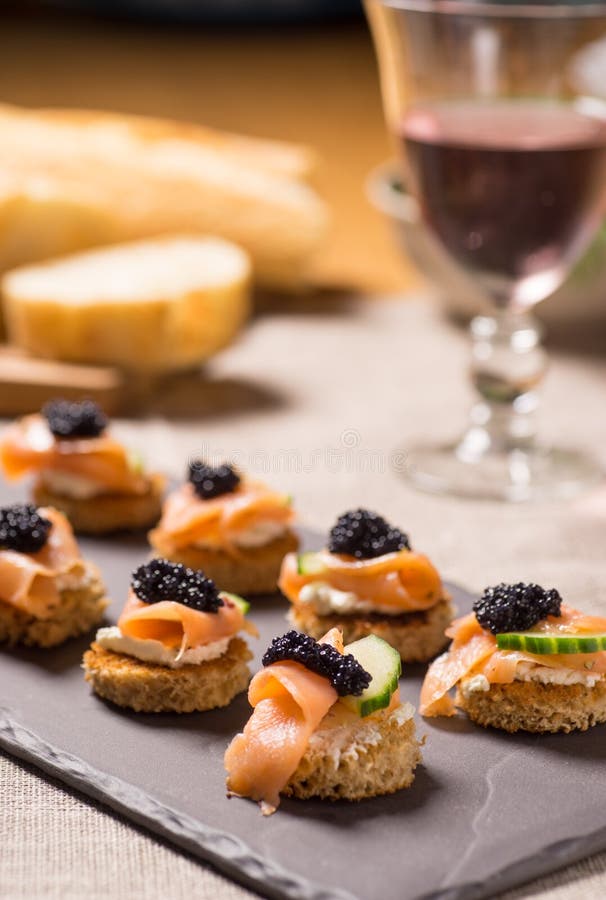 Geräucherter Salmon Canapes Mit Sauerrahm Und Kaviar Stockfoto - Bild ...