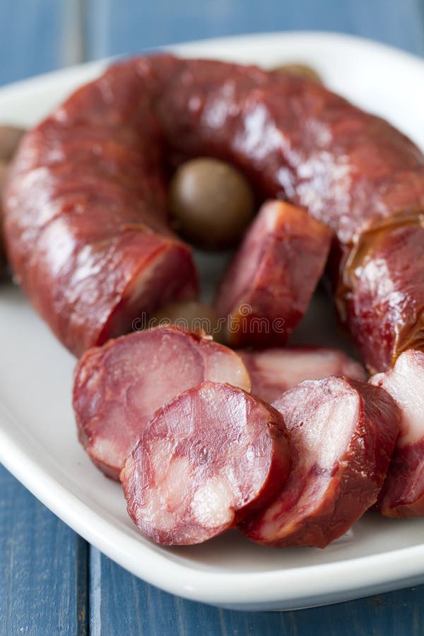 Geräucherte Portugiesische Würste Stockbild - Bild von wurst, holz ...