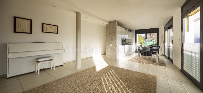 Geraumiges Und Helles Modernes Wohnzimmer Stockfoto Bild Von Geoffnet Architektur 138105268