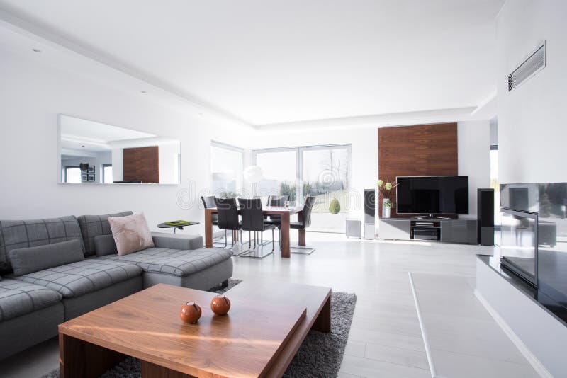 Geraumiges Wohnzimmer Stockbild Bild Von Auslegung Dekoration 57239385