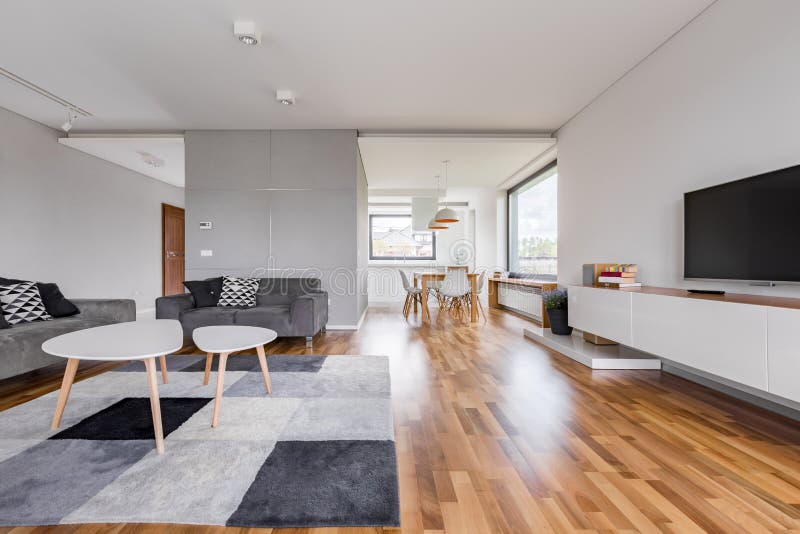 Geraumiges Wohnzimmer Mit Treppe Stockfoto Bild Von Pflaster Zeitgenossisch 84242370