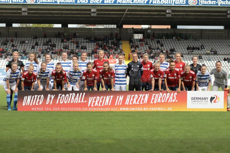 GER: KVINNOR FÖR FC BAYERN - MSV DUISBURGKVINNOR, 09 23 2018 royaltyfri foto GER: KVINNOR FÖR FC BAYERN - MSV DUISBURGKVINNOR, 09 23 2018 royaltyfri foto