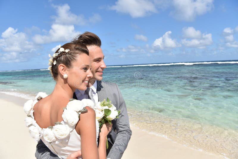 Gerade heiratete Paare, die den schönen karibischen Strand genießen stockfotos Gerade heiratete Paare, die den schönen karibischen Strand genießen stockfotos