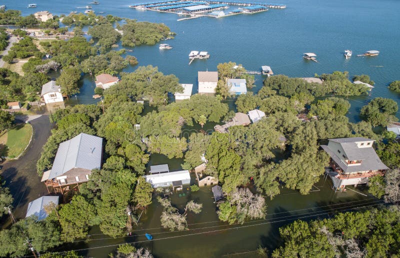 Geradeaus Blick auf den Klimawandel Überschwemmungen mit einem Haus unter Wasser lizenzfreies stockbild Geradeaus Blick auf den Klimawandel Überschwemmungen mit einem Haus unter Wasser lizenzfreies stockbild