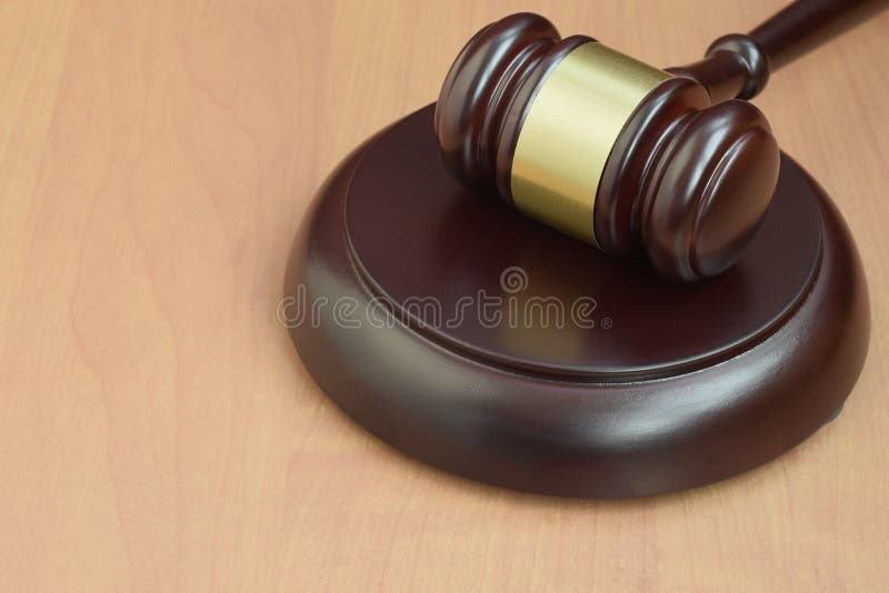 Gerechtigkeitsholzhammer auf Holz Schreibtisch in einem Gerichtssaal während eines Strafverfahrens. Gesetzeskonzept und der leere