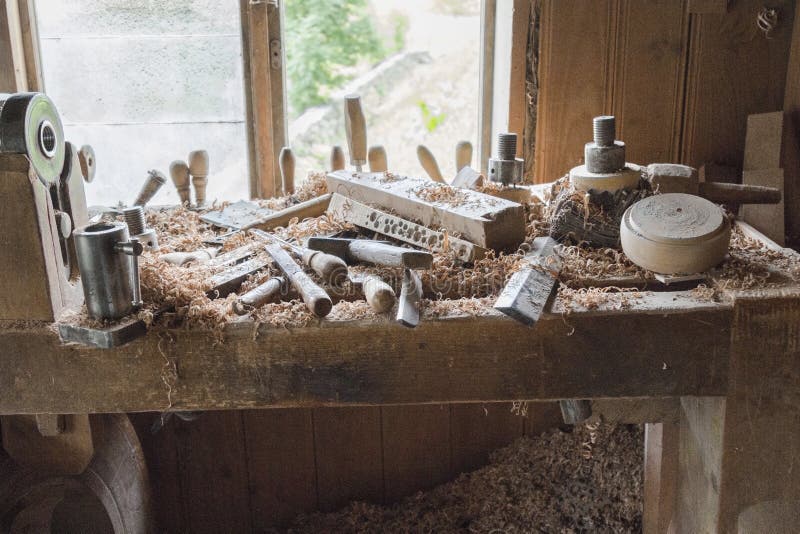 Gereedschap voor het bewerken van vintagina op een werkbank, stof en schaafsel: timmerwerk, vakmanschap en handwerk