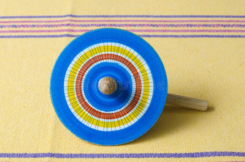 Gerencio de madeira colorido contra a toalha de mesa amarela Gerencio de madeira colorido contra a toalha de mesa amarela