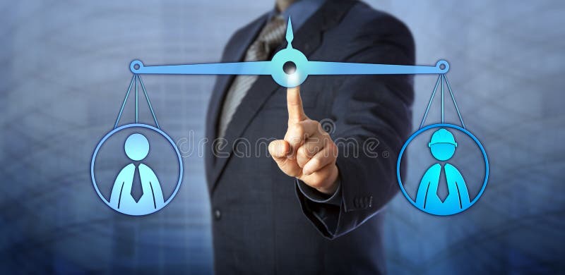 Gerente Comparing um trabalhador do branco e do colarinho azul foto de stock royalty free Gerente Comparing um trabalhador do branco e do colarinho azul foto de stock royalty free