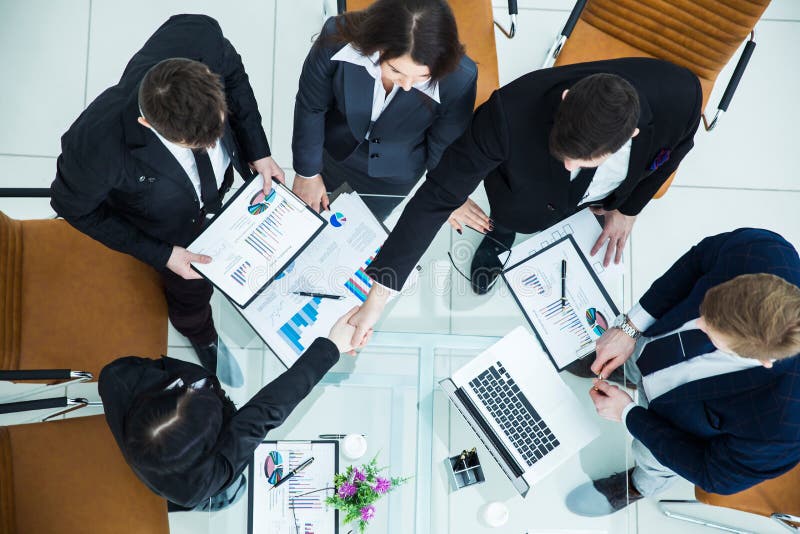 gerente do aperto de mão e diretor da finança após a aprovação do plano financeiro da empresa no local de trabalho fotografia de stock royalty free gerente do aperto de mão e diretor da finança após a aprovação do plano financeiro da empresa no local de trabalho fotografia de stock royalty free