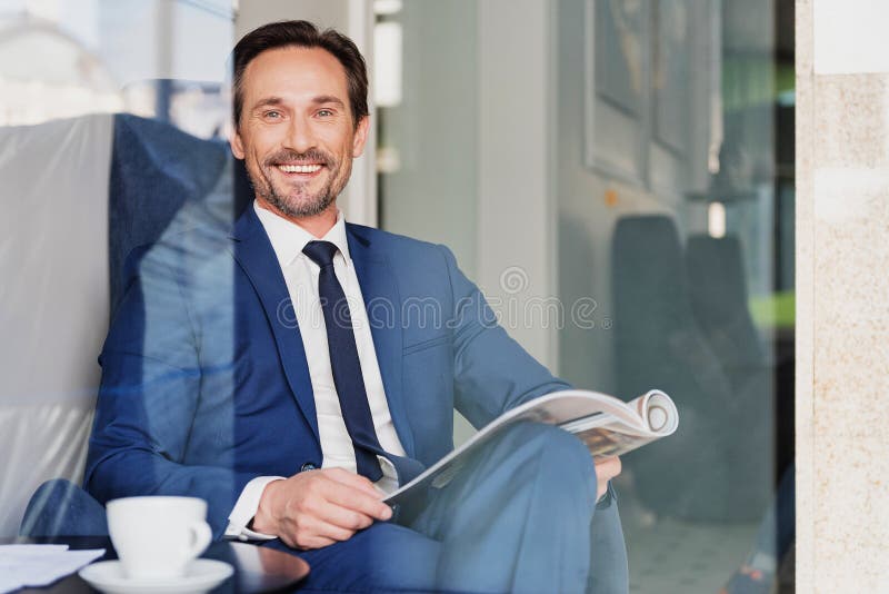 Gerente masculino feliz que relaxa no bar foto de stock royalty free Gerente masculino feliz que relaxa no bar foto de stock royalty free