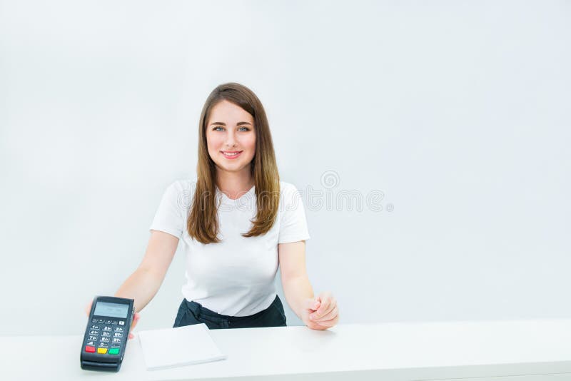 Gerente ou vendedor de sorriso que mantêm o pagamento terminal na mesa de recepção Pagamento sem contato com tecnologia do nfc na fotos de stock royalty free Gerente ou vendedor de sorriso que mantêm o pagamento terminal na mesa de recepção Pagamento sem contato com tecnologia do nfc na fotos de stock royalty free