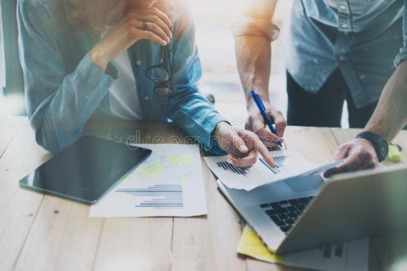 Gerentes de vendas que trabalham o estúdio moderno Mulher que mostra a tabuleta de Digitas do relatório de mercado Planear do dep imagens de stock royalty free Gerentes de vendas que trabalham o estúdio moderno Mulher que mostra a tabuleta de Digitas do relatório de mercado Planear do dep imagens de stock royalty free
