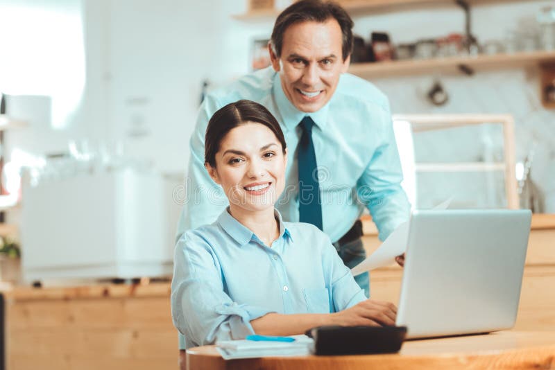 Gerentes trabalhadores que recebem ordens do Internet fotos de stock royalty free Gerentes trabalhadores que recebem ordens do Internet fotos de stock royalty free