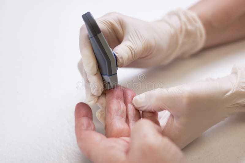 Geriatrische Krankenschwester, die den Blutzucker misst lizenzfreie stockfotografie Geriatrische Krankenschwester, die den Blutzucker misst lizenzfreie stockfotografie
