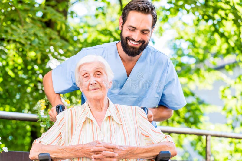 Geriatryczna pielęgniarka daje starszemu kobieta masażowi zdjęcia royalty free Geriatryczna pielęgniarka daje starszemu kobieta masażowi zdjęcia royalty free