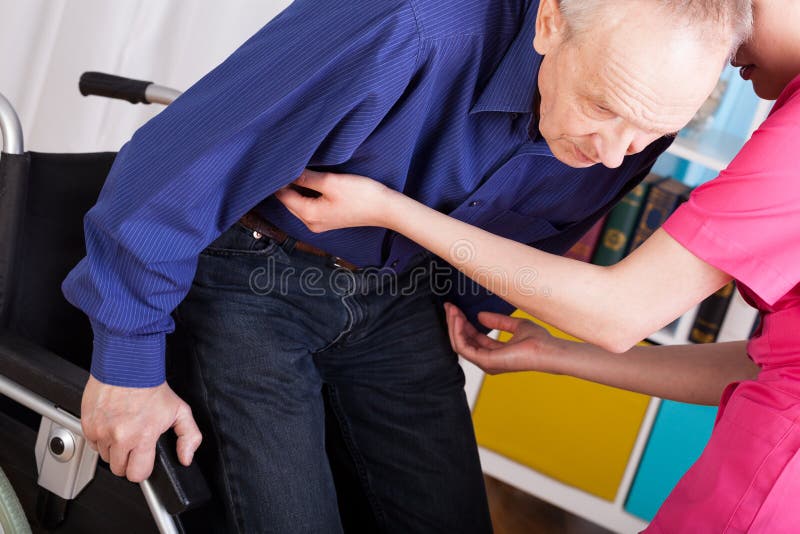 Geriatryczny cierpliwy obsiadanie na wózku inwalidzkim zdjęcia royalty free Geriatryczny cierpliwy obsiadanie na wózku inwalidzkim zdjęcia royalty free