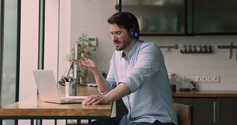 Gerichte jonge zakenman die videogesprek houdt.