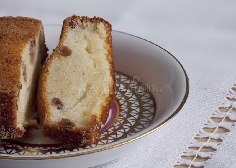 Gerinnen Sie Kuchen Mit Brauner Kruste Der Rosinen Auf Platte Stockbild ...