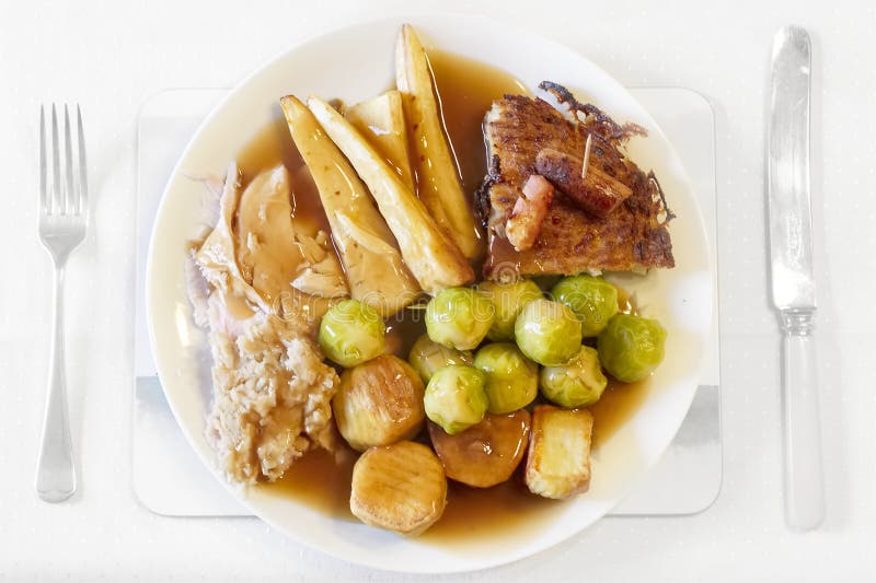 Germogli delle patate delle pastinache del tacchino dell'arrosto del piatto di cena di Natale che farciscono e che graving fotografia stock Germogli delle patate delle pastinache del tacchino dell'arrosto del piatto di cena di Natale che farciscono e che graving fotografia stock