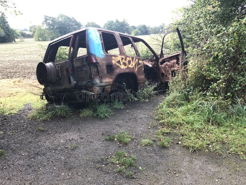 Geroest verlaten graffited autowrak royalty-vrije stock afbeeldingen Geroest verlaten graffited autowrak royalty-vrije stock afbeeldingen