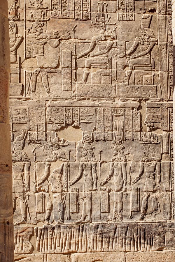 Geroglifici egiziani antichi scolpiti in pietra al tempio di Philae a Assuan Egitto fotografia stock libera da diritti Geroglifici egiziani antichi scolpiti in pietra al tempio di Philae a Assuan Egitto fotografia stock libera da diritti