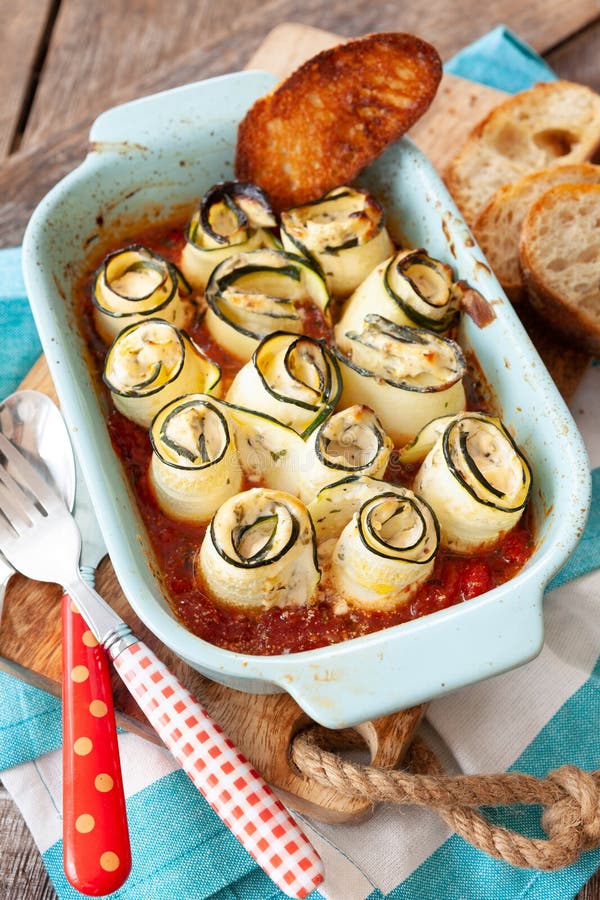 Gerolde die courgette met roomkaas wordt gevuld royalty-vrije stock fotografie Gerolde die courgette met roomkaas wordt gevuld royalty-vrije stock fotografie