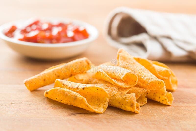 Gerolde Mexicaanse van nachospaanders en salsa onderdompeling royalty-vrije stock afbeelding Gerolde Mexicaanse van nachospaanders en salsa onderdompeling royalty-vrije stock afbeelding