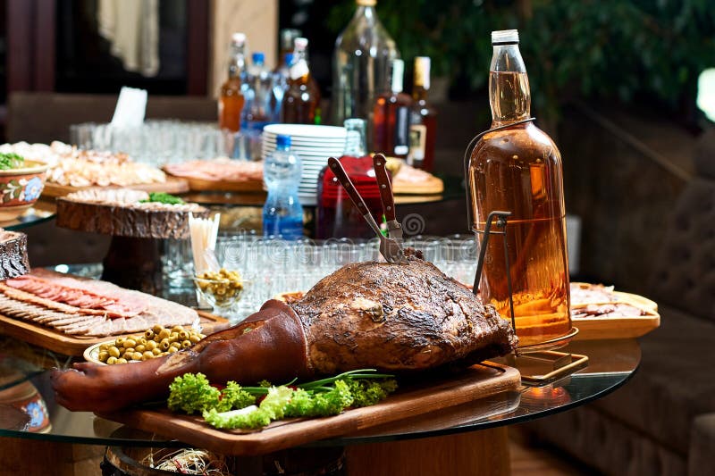 Gerookt varkensvleesbeen op de restaurantlijst royalty-vrije stock afbeeldingen Gerookt varkensvleesbeen op de restaurantlijst royalty-vrije stock afbeeldingen