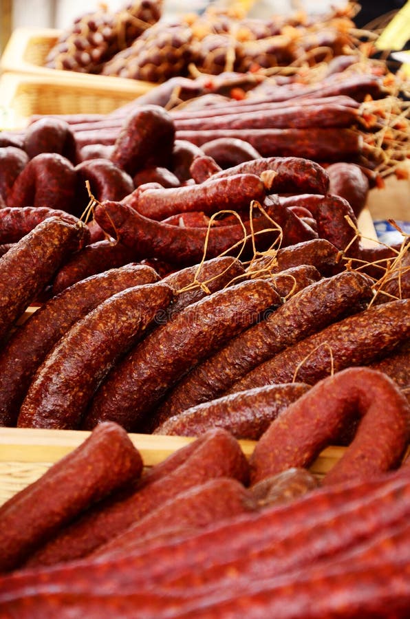 Roemeense Traditionele Wielen Van Gerookte Kaas En Worsten Stock Foto