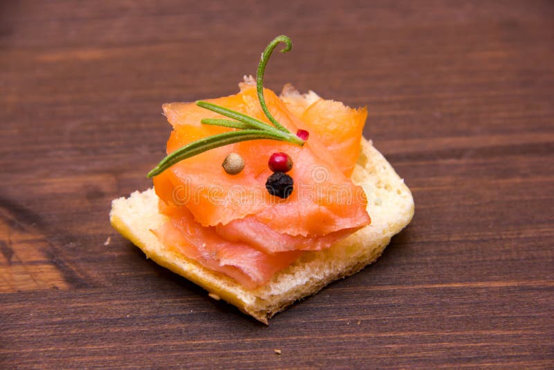 Gerookte zalm op geroosterd brood op hout stock foto Gerookte zalm op geroosterd brood op hout stock foto