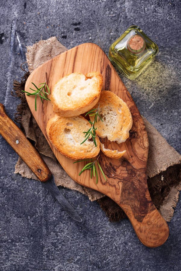 Download Geroosterd Brood Met Olijfolie En Rozemarijn Stock Foto - Afbeelding bestaande uit gebakken, gesneden: 107701804