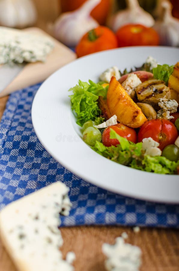 Geroosterd fruit met schimmelkaas en salade stock afbeelding Geroosterd fruit met schimmelkaas en salade stock afbeelding