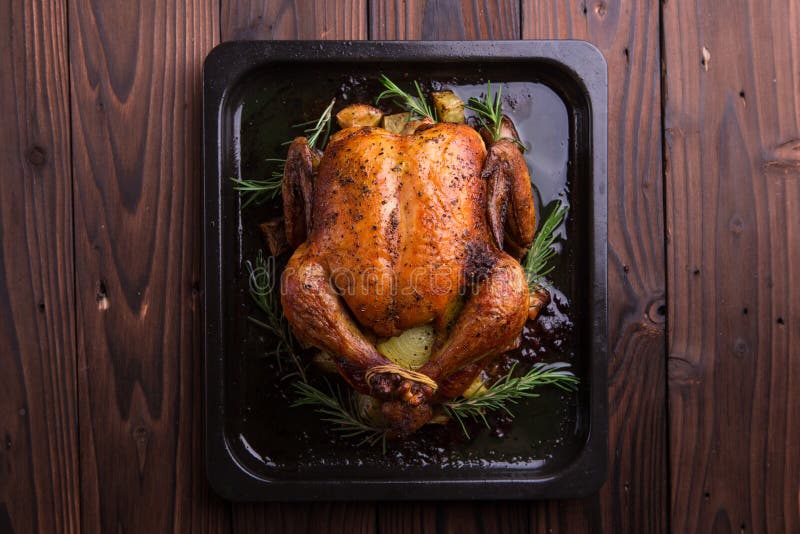 Geroosterd geheel kip/Turkije voor viering en vakantie Kerstmis, dankzegging, de vooravonddiner van het nieuwe jaar royalty-vrije stock afbeelding Geroosterd geheel kip/Turkije voor viering en vakantie Kerstmis, dankzegging, de vooravonddiner van het nieuwe jaar royalty-vrije stock afbeelding