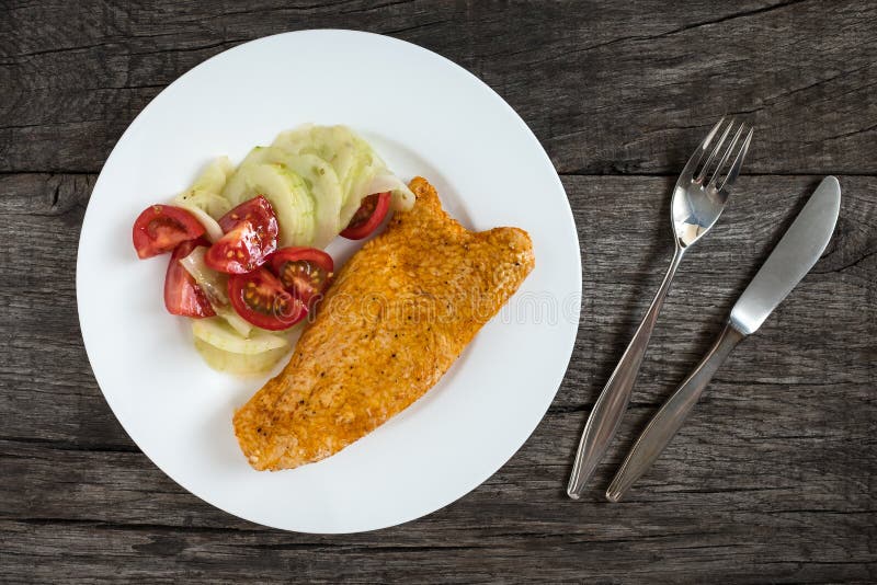 Geroosterd Turkije escalope met komkommer en tomatensalade royalty-vrije stock afbeelding Geroosterd Turkije escalope met komkommer en tomatensalade royalty-vrije stock afbeelding