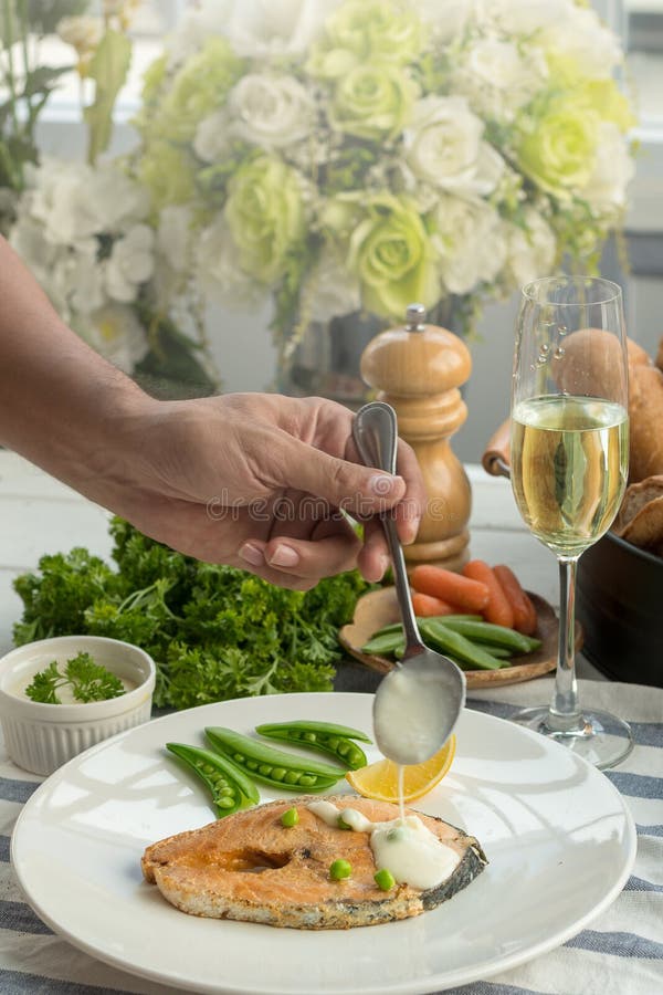 Geroosterd zalmlapje vlees met groenten en witte saus stock afbeeldingen Geroosterd zalmlapje vlees met groenten en witte saus stock afbeeldingen