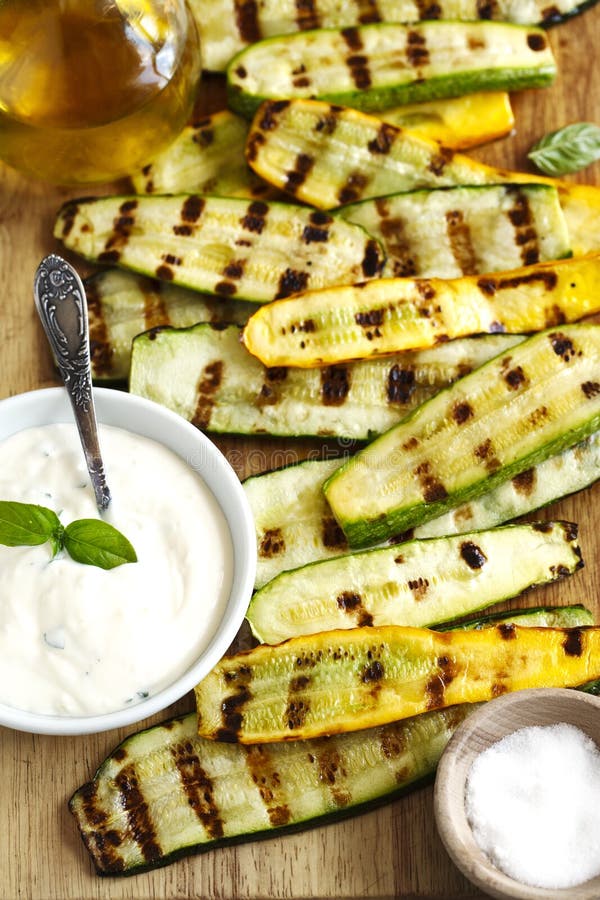 Geroosterde courgette met saus royalty-vrije stock afbeeldingen Geroosterde courgette met saus royalty-vrije stock afbeeldingen