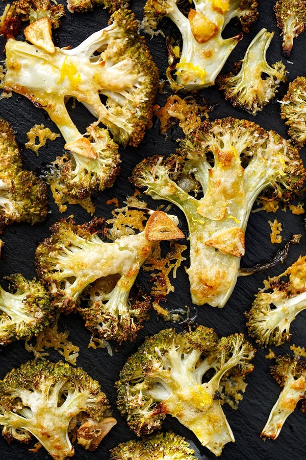 Geroosterde die broccoli met toevoegingsknoflook, olijfolie en citroenschil, met parmezaanse kaaskaas wordt bestrooid