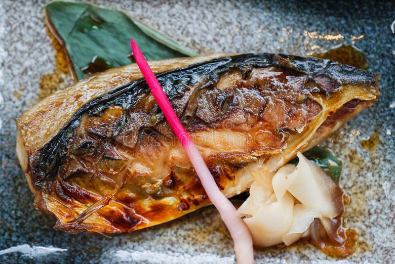 Geroosterde die Teriyaki Saba Grilled Mackerel met Teriyaki-Saus met Geprikte Gember wordt gediend royalty-vrije stock foto Geroosterde die Teriyaki Saba Grilled Mackerel met Teriyaki-Saus met Geprikte Gember wordt gediend royalty-vrije stock foto