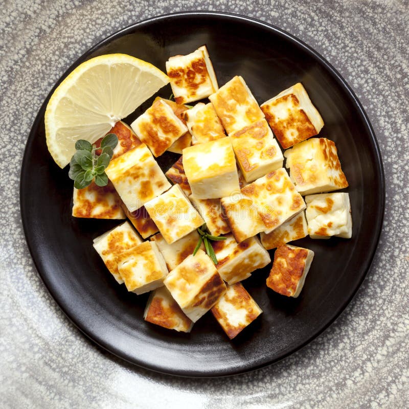 Geroosterde Halloumi-Kaas met Citroen en Kruiden royalty-vrije stock fotografie Geroosterde Halloumi-Kaas met Citroen en Kruiden royalty-vrije stock fotografie