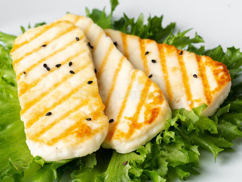 Geroosterde Halloumi, macro gebraden kaas met slasalade Uitgebalanceerd dieet, witte plaat, zijaanzicht royalty-vrije stock fotografie Geroosterde Halloumi, macro gebraden kaas met slasalade Uitgebalanceerd dieet, witte plaat, zijaanzicht royalty-vrije stock fotografie