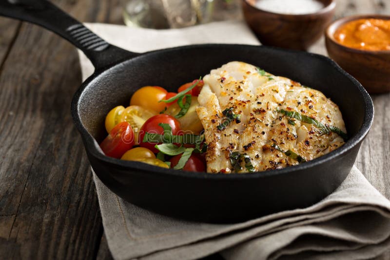 Geroosterde Kabeljauw Met Tomatensalade Stock Afbeelding Image of rooster, groen 73501663