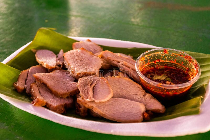 Geroosterde varkensvleeshals met het onderdompelen van saus royalty-vrije stock afbeeldingen Geroosterde varkensvleeshals met het onderdompelen van saus royalty-vrije stock afbeeldingen