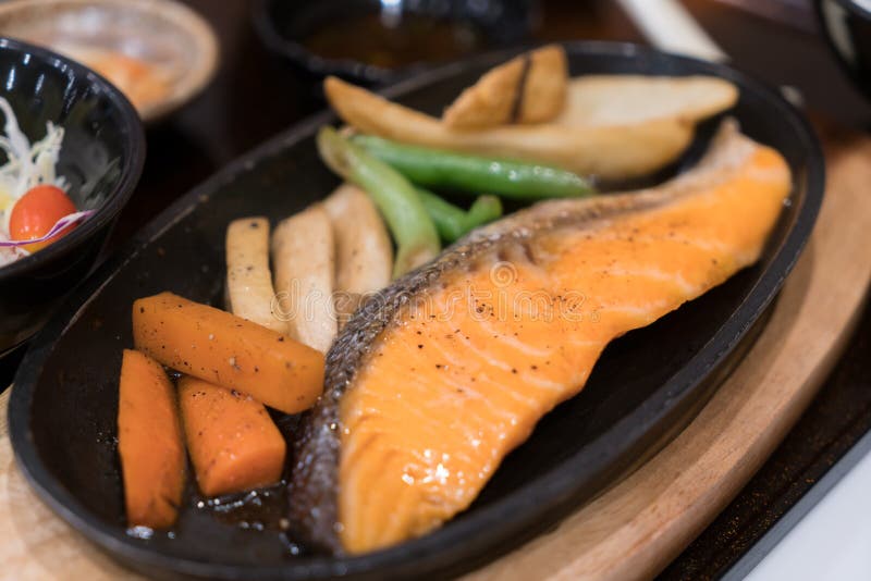 Geroosterde Zalm met Groenten en Rijst Japanse voedselreeks royalty-vrije stock foto's Geroosterde Zalm met Groenten en Rijst Japanse voedselreeks royalty-vrije stock foto's