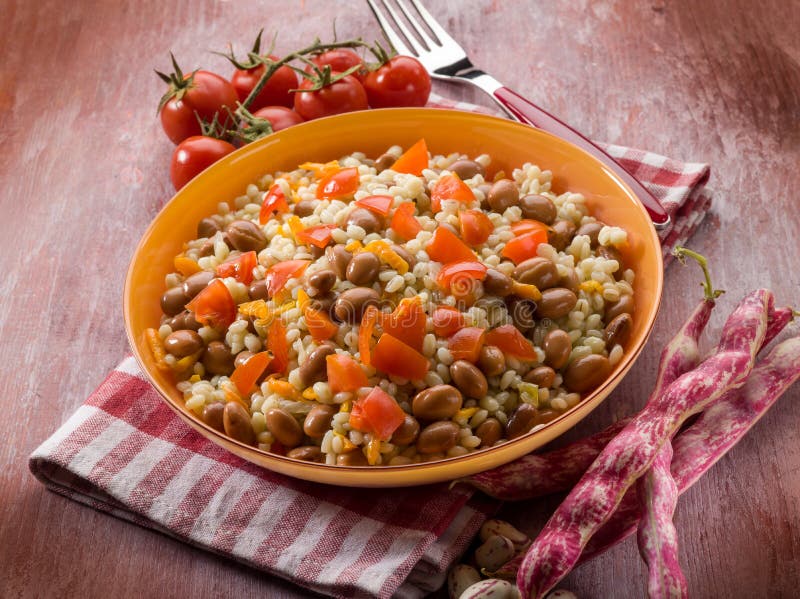 Gerste Risotto Mit Tomaten Und Bohnen Stockbild - Bild von mittagessen ... Gerste Risotto Mit Tomaten Und Bohnen Stockbild - Bild von mittagessen ...