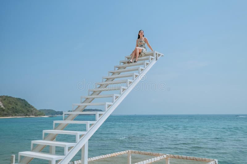 Geruchscafé mit weißem Sand, klares Wasser am Meer koh lan tropischen Strand pattaya City chonburi stockfoto